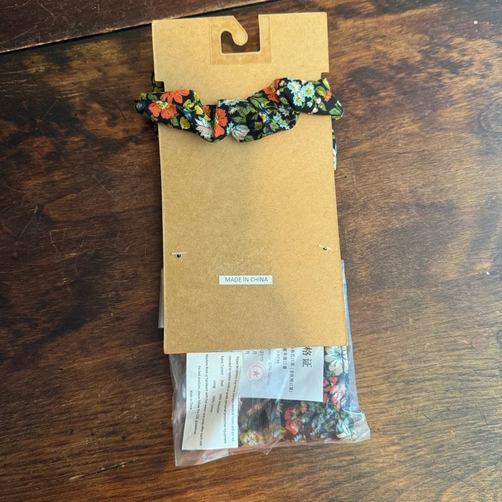 Berry Nordstrom Rack Black Floral Set of 1 Face Mask & 1 Bow Scrunchie‎
